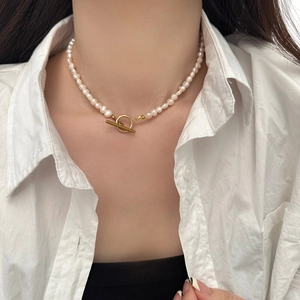 Détail du collier de perles d'eau douce avec fermoir à bascule doré sur un mannequin
