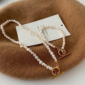 Détail du collier et bracelet en perles d'eau douce baroques avec fermoir OT doré