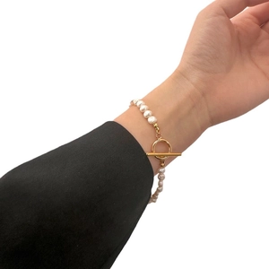 Bracelet élégant en perles d'eau douce naturelles avec fermoir à bascule doré au poignet