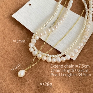 Vue détaillée du collier de perles à trois rangs montrant les dimensions et la longueur