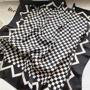 Foulard en soie à carreaux noir et blanc classique avec bordures à motifs géométriques