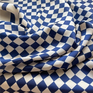 Détail du foulard en satin de soie bleu et blanc avec motif à carreaux et reflets