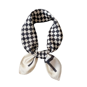 Élégant foulard en soie à carreaux noirs et blancs avec motifs géométriques épurés