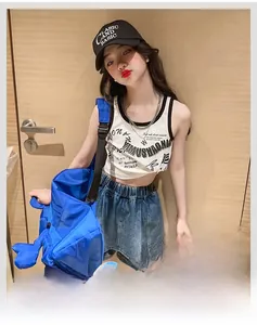 Détail de l'ensemble d'été pour filles avec débardeur blanc et short en jean élastique