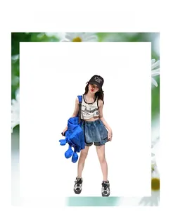 Détail de l'ensemble fille avec débardeur blanc imprimé, jupe en jean et casquette mode
