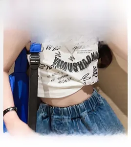Détail d'ensemble débardeur coton et jupe denim pour fille en tissu doux et antistatique