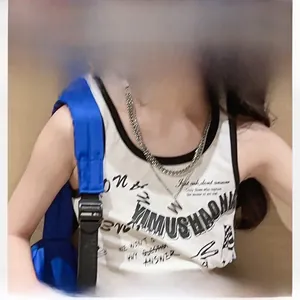 Détail d'un débardeur blanc court pour fille avec bordure noire et imprimé graphique