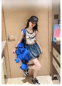 Détail d'une tenue urbaine pour fille avec gilet de sport, jupe en jean et sac bleu