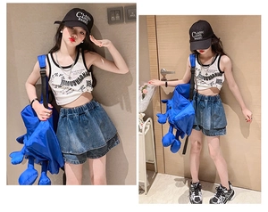 Détail ensemble fille haut court sans manches et jupe en jean avec sac à dos bleu