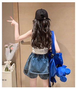 Vue arrière d'un ensemble fille débardeur à étoiles, jupe denim et sac d'ours bleu