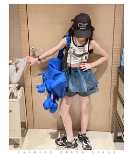 Détail tenue de rue fille avec débardeur blanc et jupe en jean bleu foncé