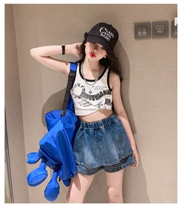 Détail de l'ensemble d'été fille avec débardeur imprimé et jupe-culotte en jean
