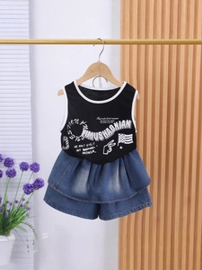 Ensemble été fille avec débardeur noir et jupe-culotte en jean bleu à volants