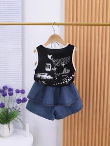 Ensemble d'été fille avec débardeur noir et jupe-culotte en jean bleu à volants
