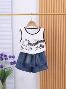 Ensemble d'été fille avec débardeur blanc et jupe-culotte en jean sur fond en bois