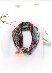Vue détaillée d'un foulard plissé en soie avec imprimé selle sur fond de magazine