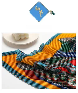 Vue macro détaillée du foulard plissé en soie avec motifs vintage colorés et texture fine