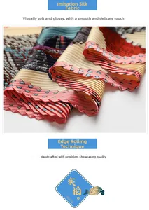 Détail d'un foulard en soie plissée avec bords roulés à la main et imprimé selle