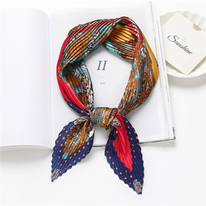Foulard plissé élégant pour femmes avec motifs géométriques et couleurs contrastées chic
