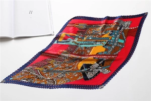 Détail d'un foulard en soie plissé rouge avec des motifs de harnais de cheval classiques