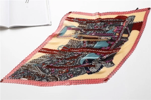 Vue détaillée du foulard en soie plissée avec motifs géométriques et textures artistiques