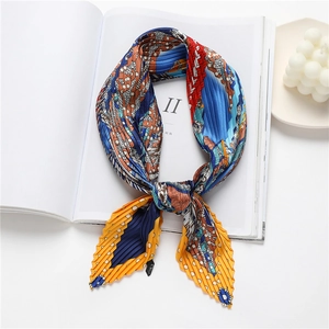 Foulard plissé aspect soie avec motifs géométriques et textures abstraites colorées