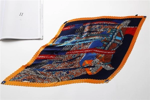 Détail d'un foulard en soie plissé aux motifs géométriques et aux bords ondulés