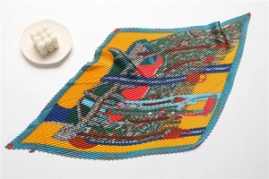 Détail d'un foulard en soie plissé aux motifs d'illustration de luxe colorés et élégants