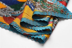 Gros plan d'un foulard en soie plissé avec motifs de chaînes et texture de luxe