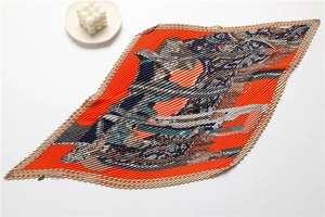 Détail d'un foulard en soie plissé orange et bleu avec motif de selle élégant
