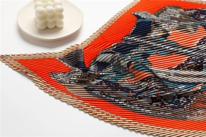Vue détaillée de l'écharpe en soie plissée aux motifs géométriques orange et bleu marine