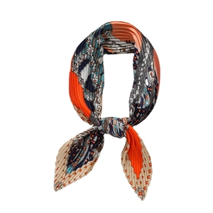 Foulard en soie plissé aux imprimés ethniques géométriques et touches orange vif