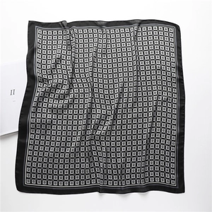 Carré de soie noir et blanc à motifs géométriques classiques et pois minimalistes