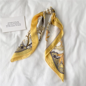 Élégant foulard en soie jaune avec imprimé feuilles et motifs floraux sur blanc