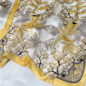 Élégant foulard en soie blanc avec motif de feuilles jaunes et bordure jaune doré