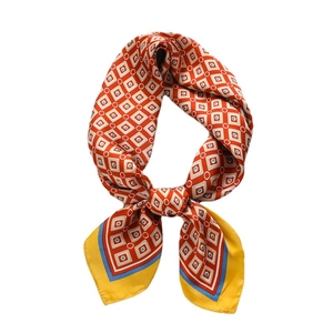 Carré de soie aux motifs géométriques vintage et bordures contrastées sur fond blanc