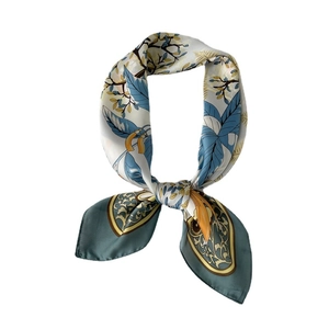 Carré de soie de 70cm avec imprimé feuilles élégantes et motifs floraux vert foncé