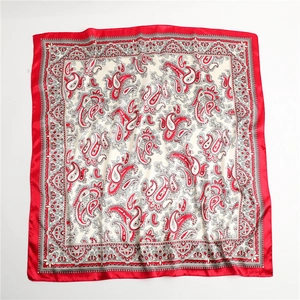 Detailansicht des roten Seidenschals mit Paisley-Muster und böhmischen Blumenmotiven