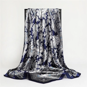 Dunkelblaues Paisley-Seidentuch 90cm quadratisch, elegant hängend am minimalistischen Rahmen