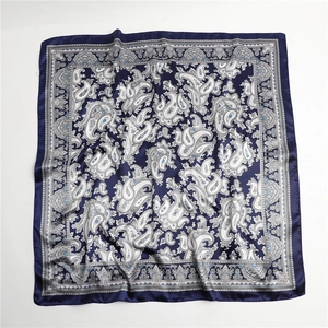 Detail eines dunkelblauen quadratischen Seidenschals mit Paisley-Muster und Glanz