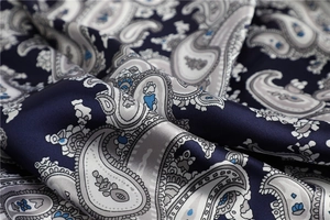 Makroaufnahme von Seidenschal mit Paisleymuster, Satin-Textur und elegantem Faltenwurf
