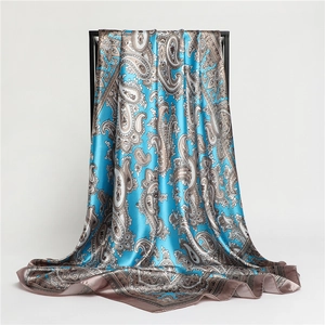 Details des seeblauen Paisley-Seidentuchs mit Satinglanz und Champagner-Rand