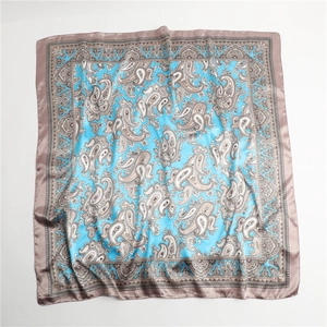 Flach liegendes Seidenschal-Viereck mit Paisley-Muster in Himmelblau und braunem Rand