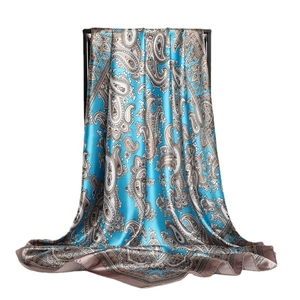 90 cm Paisley-Seidenschal in Türkis, elegant hängend mit seidigem Glanz-Finish
