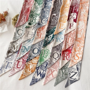 Détails de foulards étroits en soie imprimés de lettres avec illustrations vintage