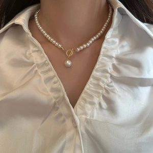 Collier en perles d'eau douce avec fermoir à bascule en cristal plaqué or pour femme