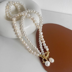Collier double rang en perles d'eau douce avec fermoir OT doré sur support en céramique