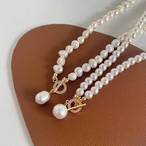 Collier en perles d'eau douce avec fermoir à bascule doré et zircons étincelants