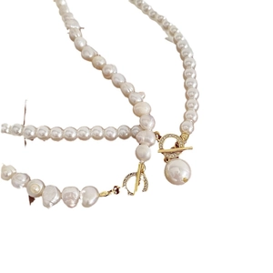 Collier en perles d'eau douce avec fermoir OT plaqué or et cristaux micro-pave