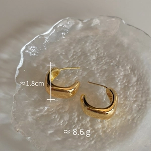 Detail of 1.8cm gold geometric C-hoop earrings showing dimensions and mirror finish